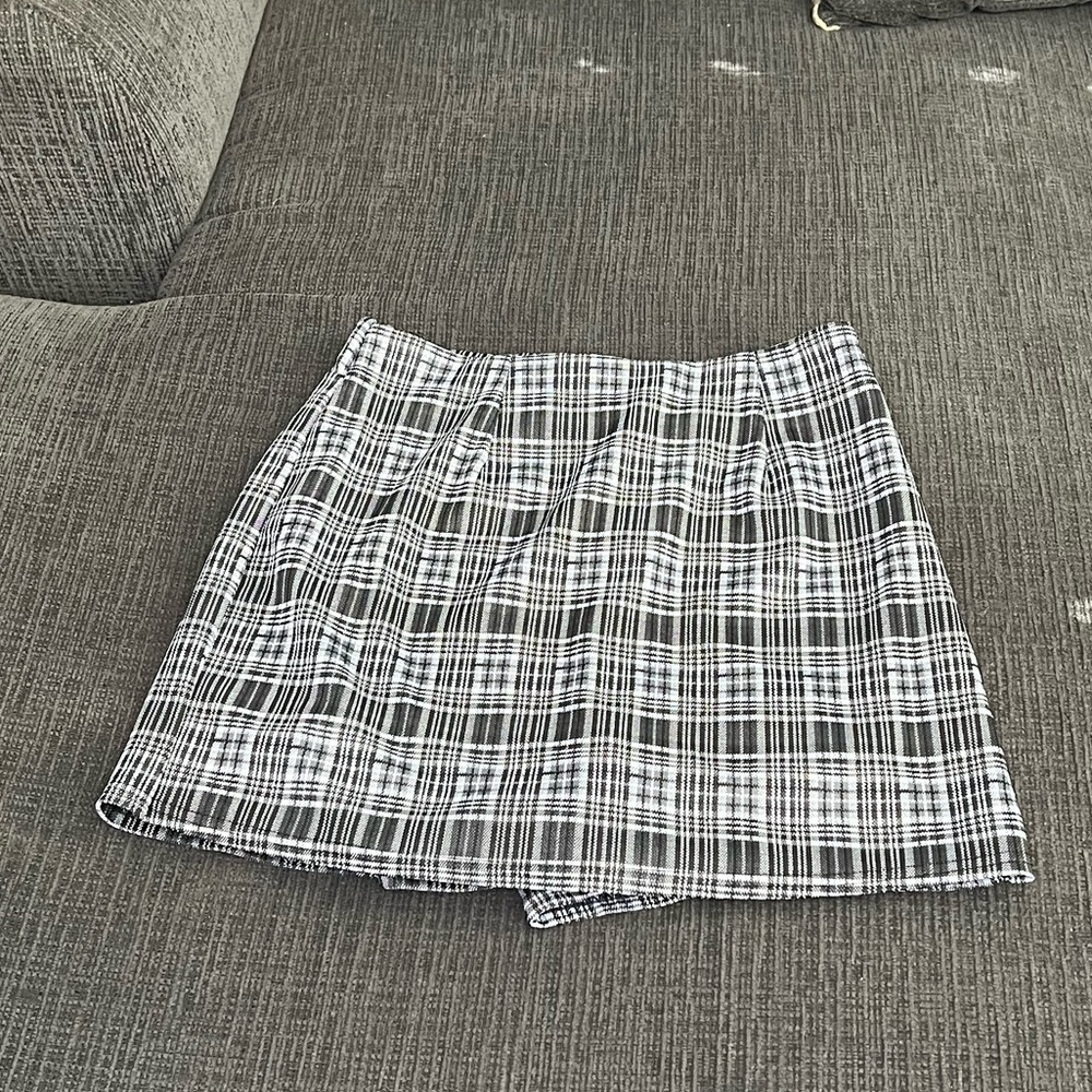 Grey & white plaid skort (shorts & skirt) medium